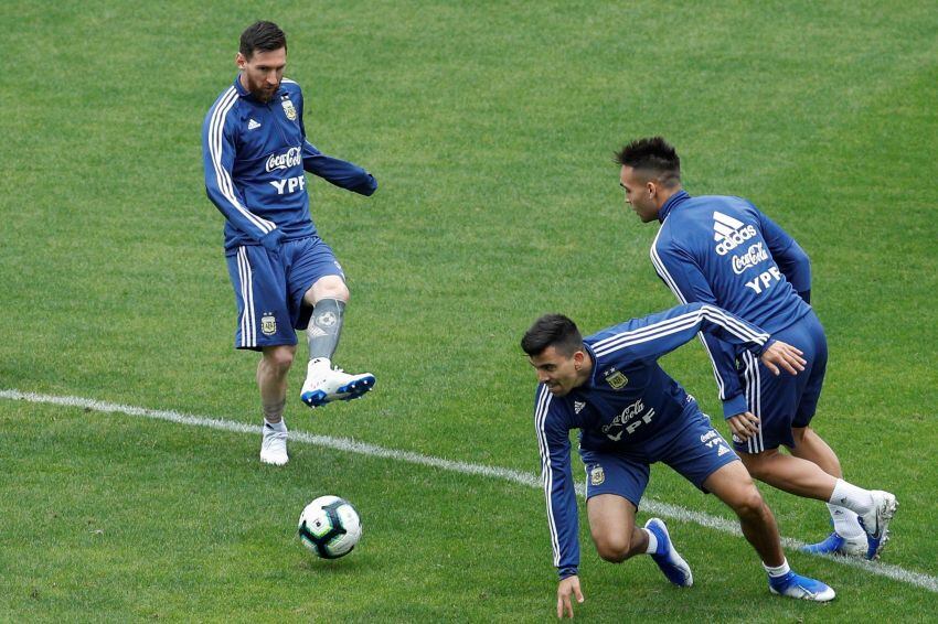 
Una fija. Messi estará en el ataque, mientras que Acuña y Lautaro Martínez están descartados por acumulación de amarill | AP
   