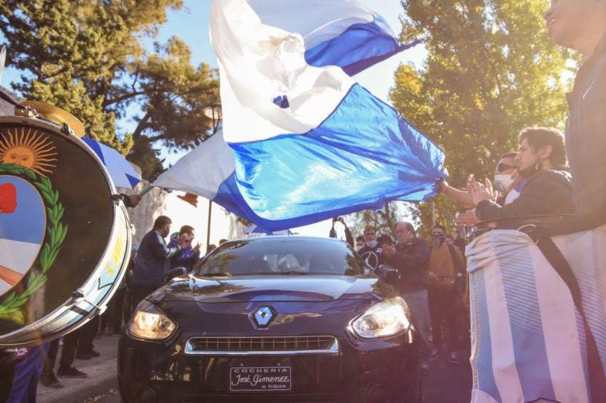 Mayo. Cientos de hinchas despidieron al Loco Julio sin respetar el Distanciamiento social dispuesto por el gobierno.