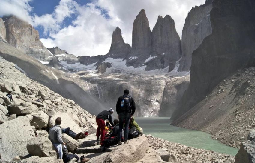 
    Montañismo. Majestuosa vista de las Torres del Paine, lugar predilecto de los montañistas en la Patagonia chilena.
   