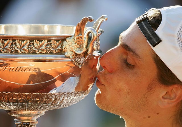 
    Gastón Gaudio y el máximo trofeo de su carrera. / Gentileza.
   