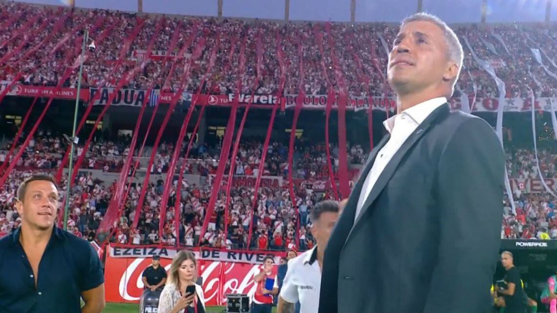 Hernán Crespo se emocionó cuando pisó el Monumental y fue ovacionado por todos los hinchas.