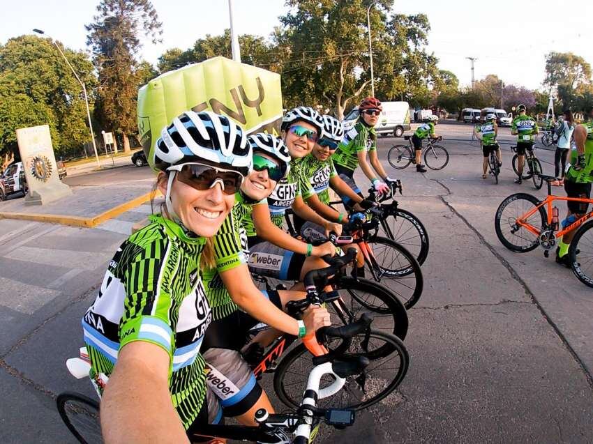 
    En San Juan. Cati junto a las restantes integrantes del Ladies Power, que ganó la cita por equipos.
   