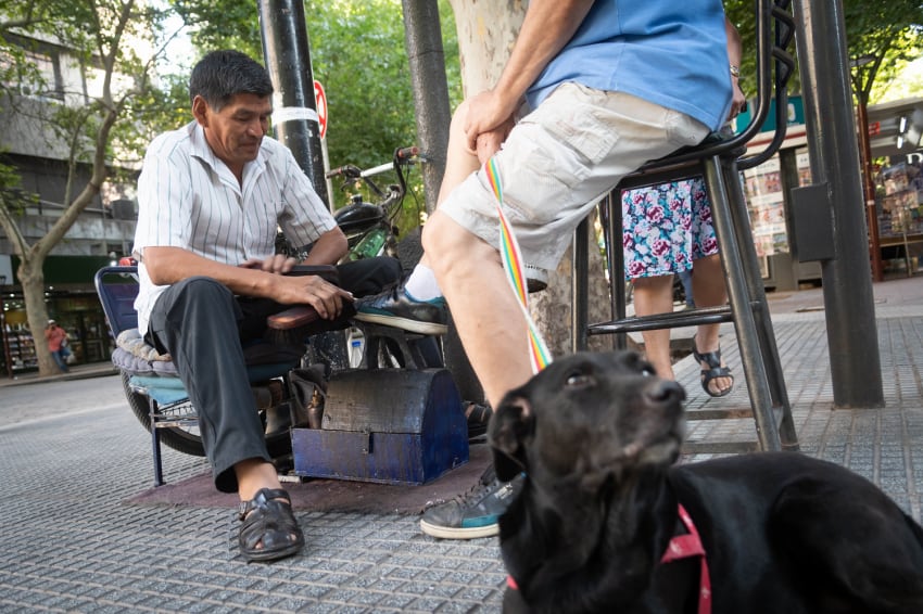 Los hermanos Rodríguez son los lustradores de zapatos más famosos del centro mendocino, Y aunque hay "poco zapato" en la calle -en esepecial en enero y con este calor-, tienen que salir a trabajar con lo que consigue. Foto: Ignacio Blanco / Los Andes.