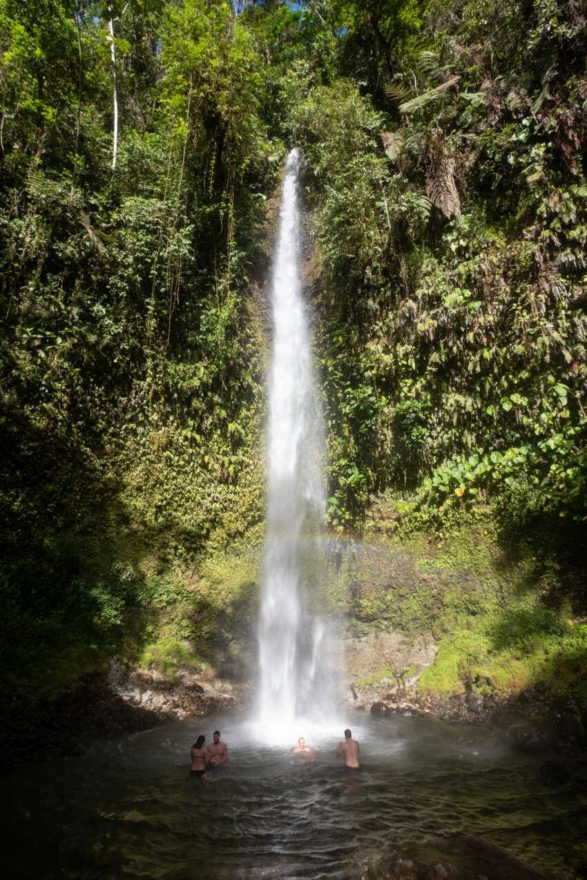 
Cascada. Desde la mañana los bañistas visitan la más famosa: Pailón del Diablo, con sus aguas burbujeantes.  | NYT
   