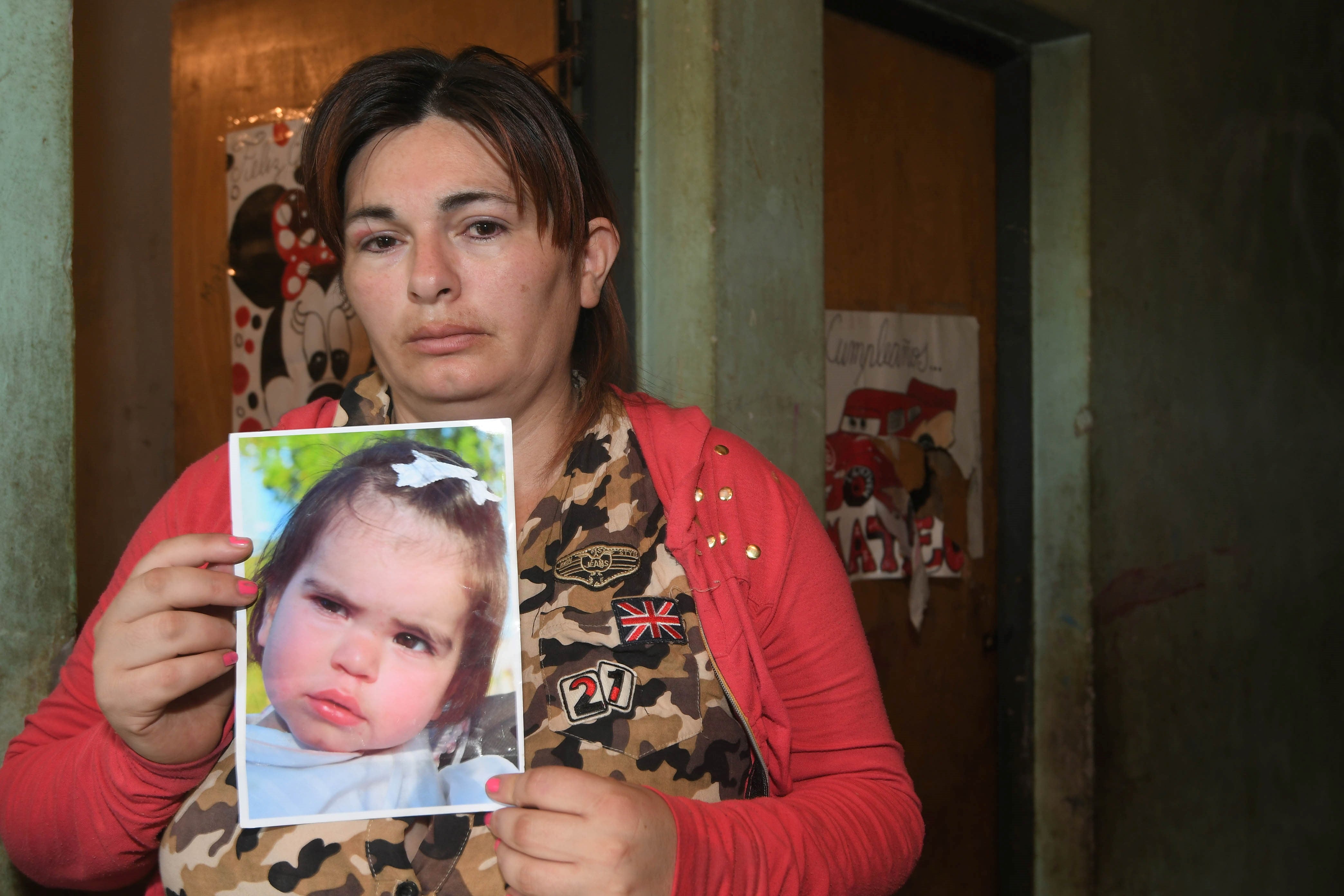 Dos víctimas. Lourdes Tejada sostiene una foto de su pequeña hija, quien murió atropellada. José Gutiérrez / Los Andes 