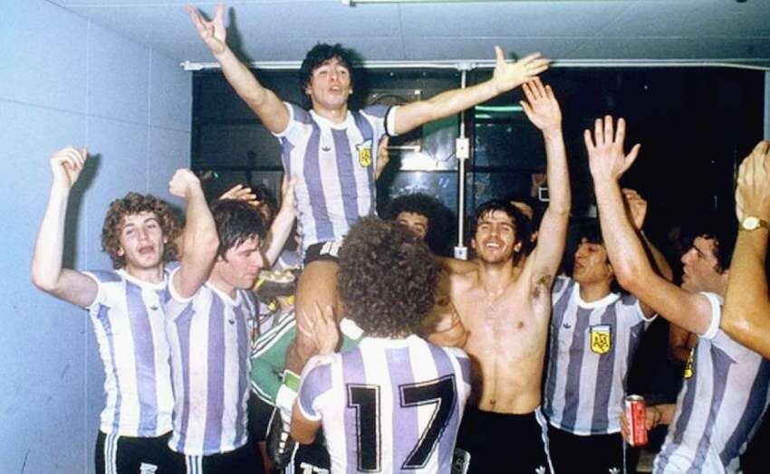 
    Maradona campeón mundial juvenil 1979. El DT era César Luis Menotti. / Gentileza.
   