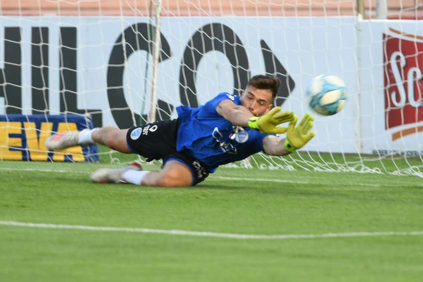 
Atajadón. En esta jugada, Bolado le sacó un tiro libre a Domínguez que era gol | José Gutiérrez / Los Andes
   