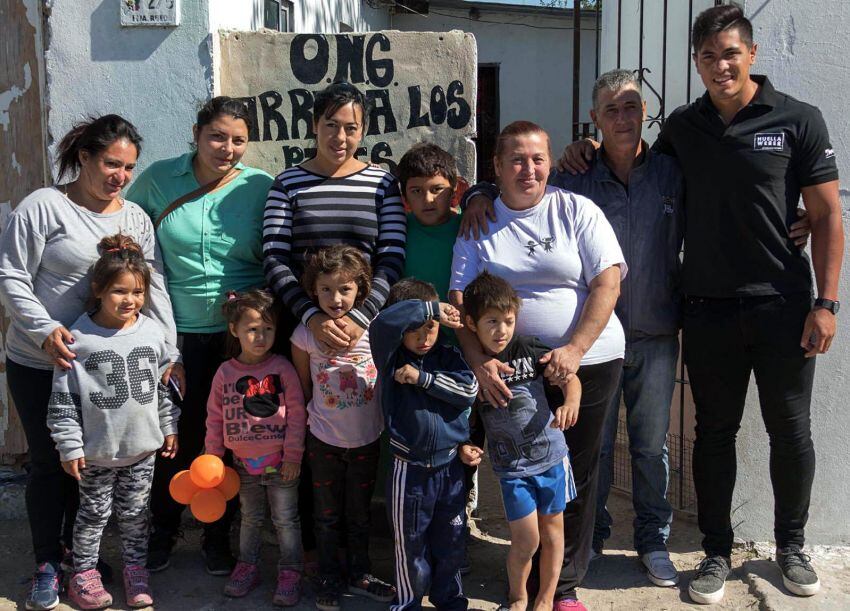 
Braian, en la puerta de la ONG Arriba los Pibes.  | “Me recuerda al merendero al que yo iba de chico y ayudarlo me emociona”, manifestó el atleta argentino. - Gentileza
   