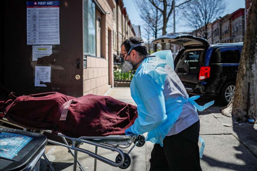 
    727 muertes en la última jornada. La cifra más alta registrada desde el inicio de la epidemia. - AFP
   