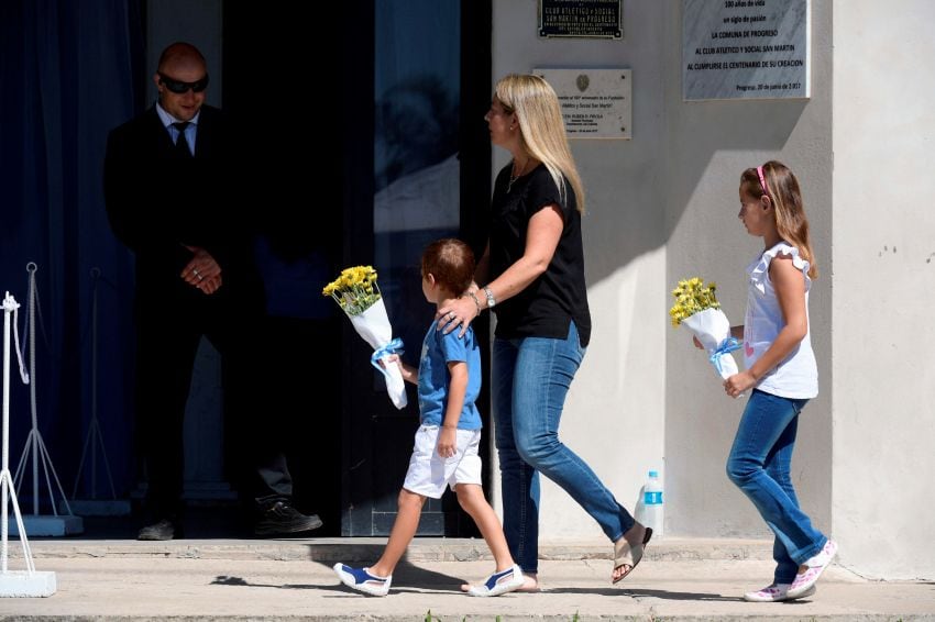 
    Familias, vecinos y amigos asistieron al funeral de Sala, en Progreso./ AFP
   