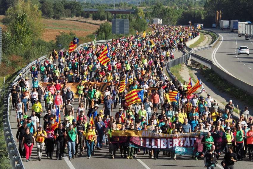 
Cientos de personas marchan para sumarse a la huelga general anunciada en Barcelona | AP
   