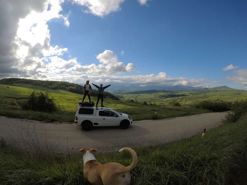 
En la Toscana. Sobre la Saveiro, en un paisaje italiano. | Gentileza
   