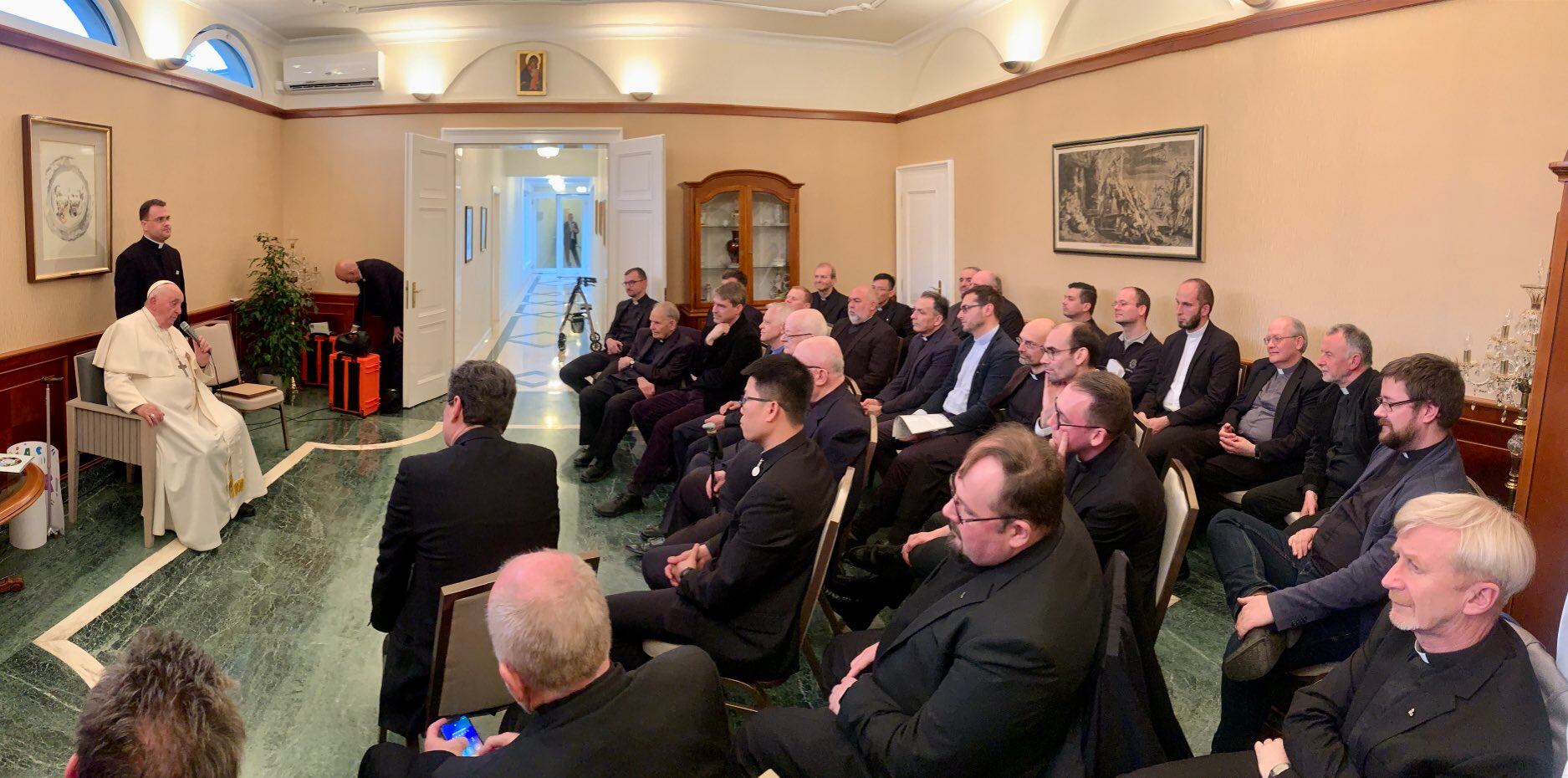 El papa Francisco se reunión con los jesuitas de Hungría durante su última visita apostólica a ese país. Foto: Twitter Antonio Spadaro