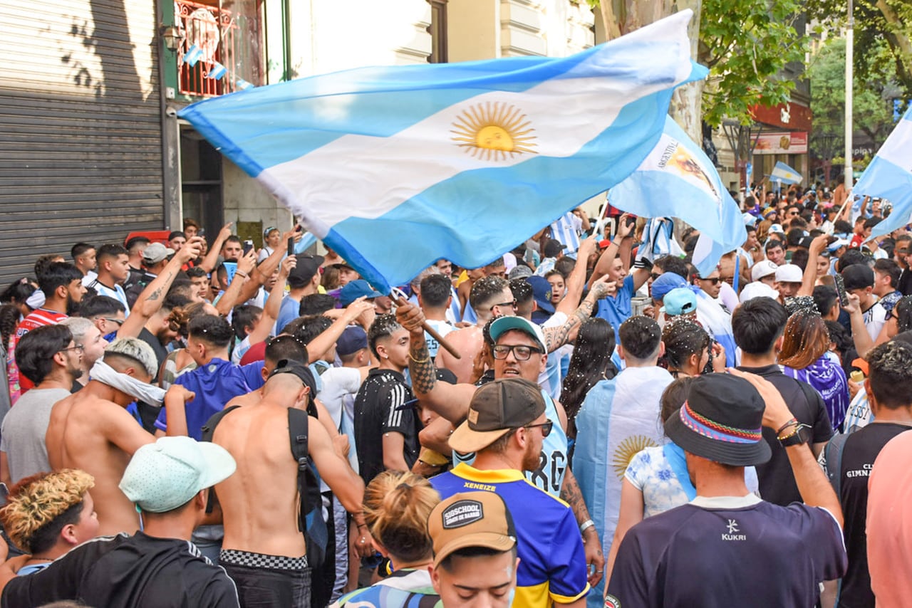 Argentina ya esta en cuarto de final y Mendoza lo festejo así. 
Foto: Mariana Villa / Los Andes