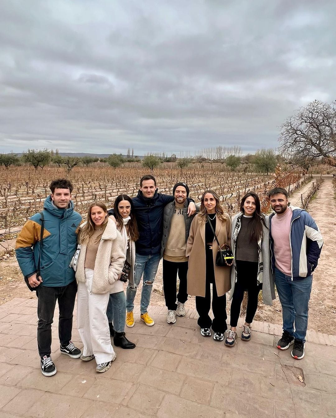 El Papu Gómez y su esposa, Linda Raff, en Mendoza con amigos.