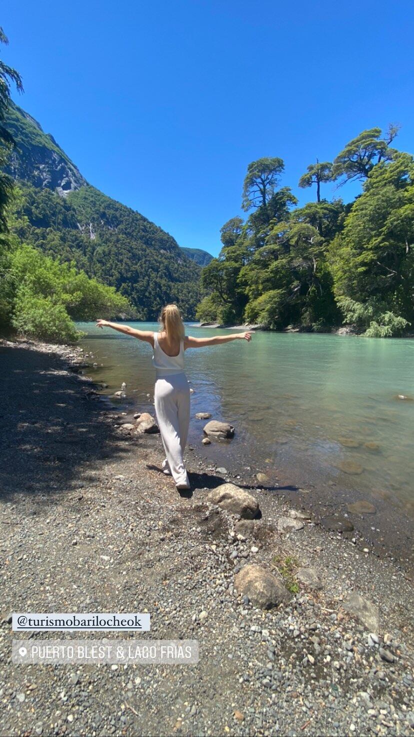 Laurita Fernánez caminando junto al  lago Frías