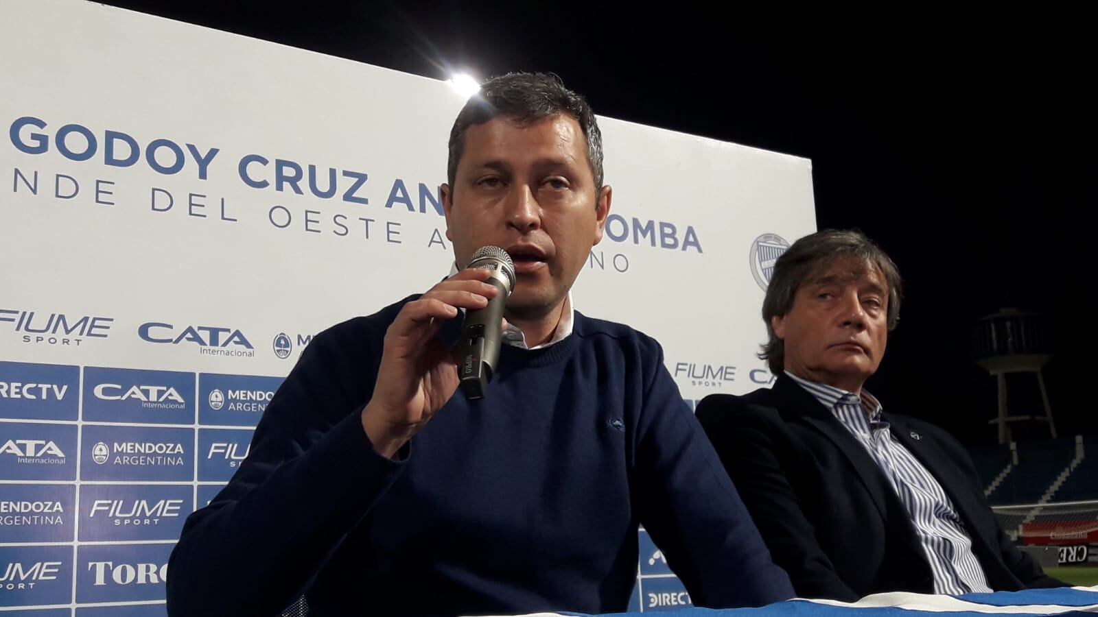 Diego Flores junto a Alejandro Chapini, uno de los máximos directivos de la institución Bodeguera. / José Gutiérrez (Los Andes).