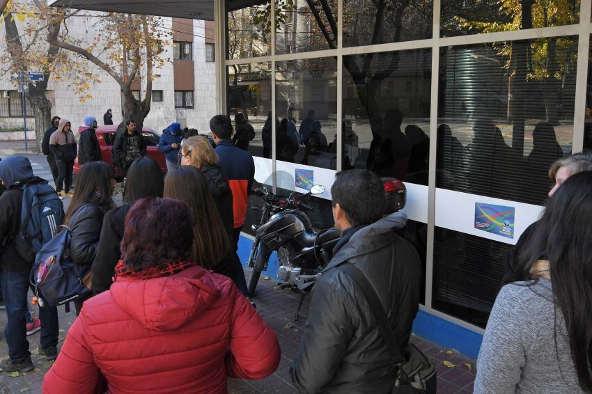 
Centenares de usuarios pidieron explicaciones ayer a las oficinas de Red Bus. | Orlando Pelichotti / Los Andes
   