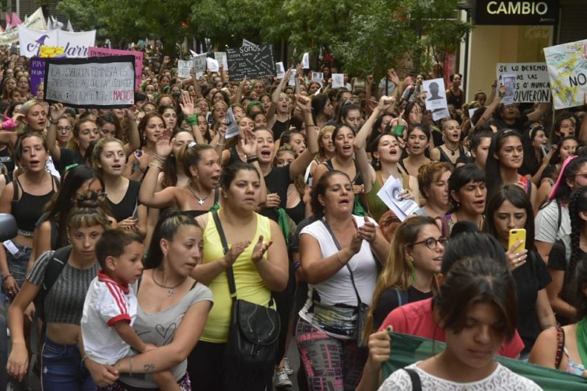 
    Una multitud pidió justicia en Mendoza por los femicidios en todo el país. / Diego Parés
   