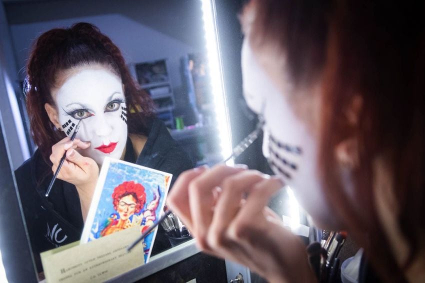 
Foto: Ignacio Blanco / Los Andes | La acróbata y artista Svetlana Delous se maquilla antes del primer show
   