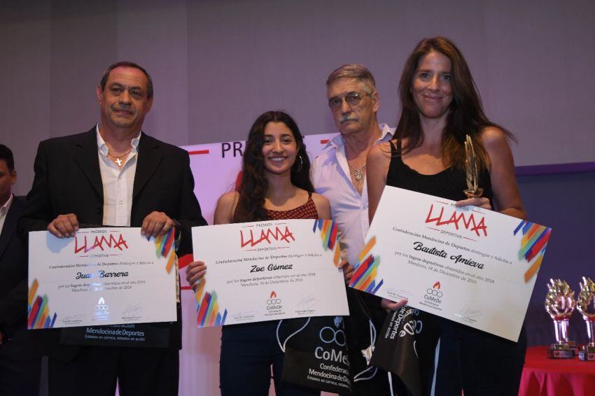 
Orgullo. Una familiar de Bautista Amieva recibió el premio por su hijo. | Marcelo Rolland / Los Andes
   