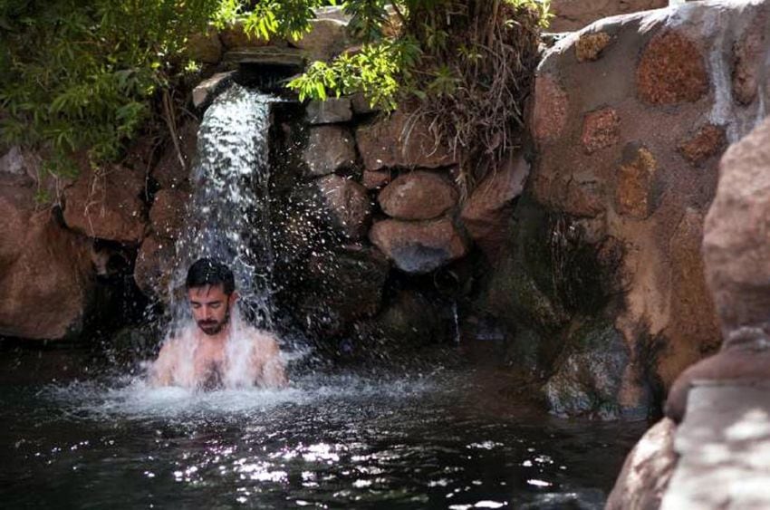 
    Catamarca. Una relajante cascada en Termas de Fiambalá.
   