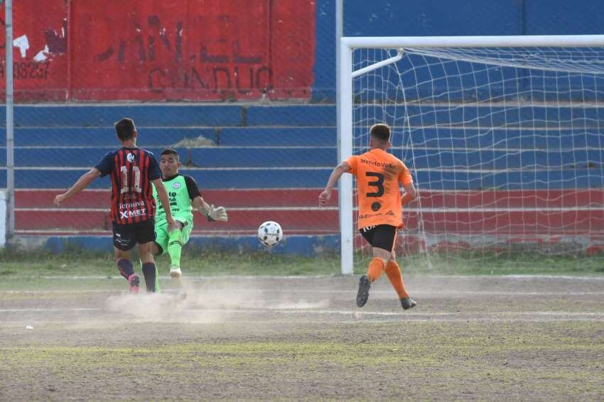 
Empate. López ya definió ante la salida de Alves y será el 2-2 final que terminó postergando el ansiado festejo de FADE | Marcelo Rolland / Los Andes
   