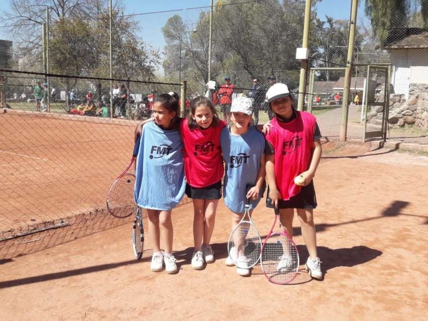 
    Alemán, otro de los clubes cuya escuelita se entrenan en categorías mixtos. 
   