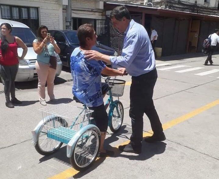 
    El intendente de Las Heras, Daniel Orozco, le entregó a Miryam su bici nueva. / gentileza
   