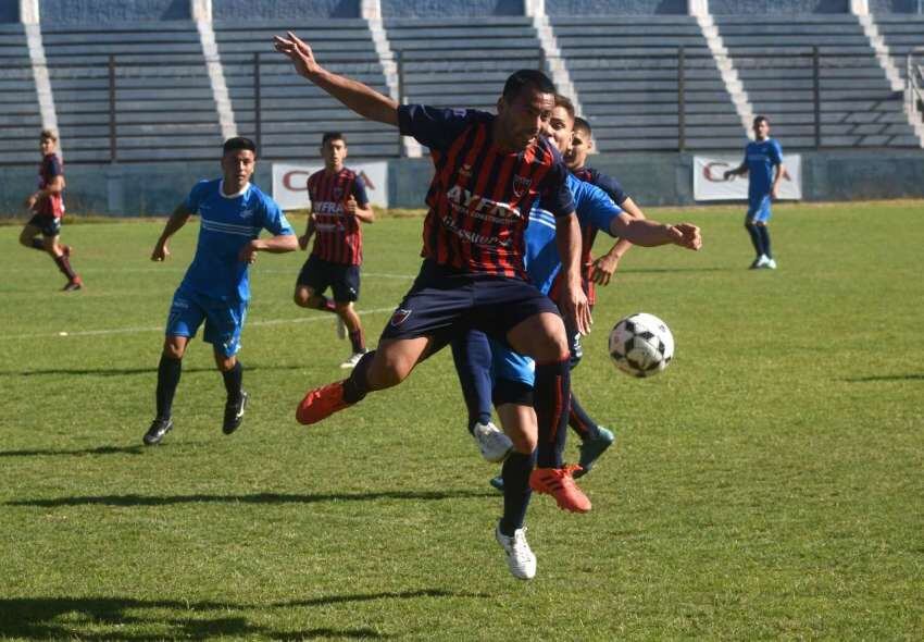 
    Sebastián Carrasco y Maxi Montiveros luchan en la mitad de la cancha. / GUSTAVO ROGÉ (LOS ANDES).
   