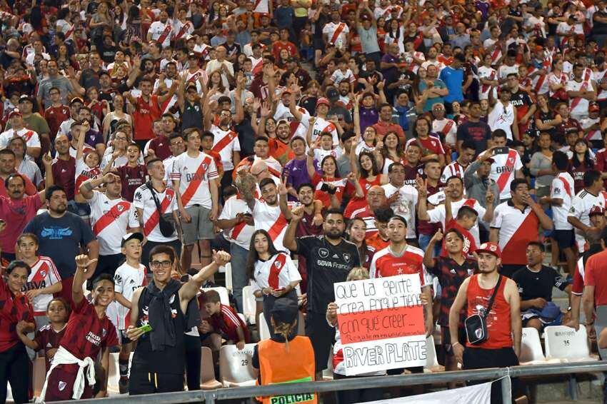 
Los hinchas de River coparon los lugares asignados y se fueron felices por otra noche de copa. | Marcelo Rolland / Los Andes
   