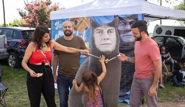 Los diputados Donda y Grosso realizaron esta intervención en el Cosquín Rock, poniéndole un cascabel al gato, en este caso con la imagen de Macri.