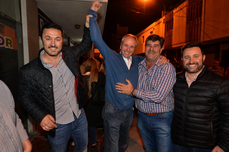 
Esperanza radical. El diputado nacional Petri levanta la mano del candidato Rufeil. Lo abraza Abed. | Patricio Caneo / Los Andes
   