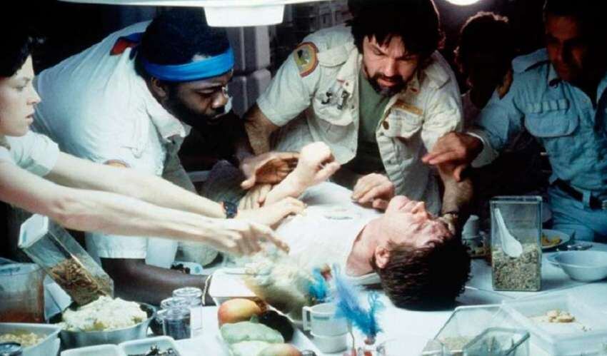 
    John Hurt, la primera víctima en "Alien" (1979).
   