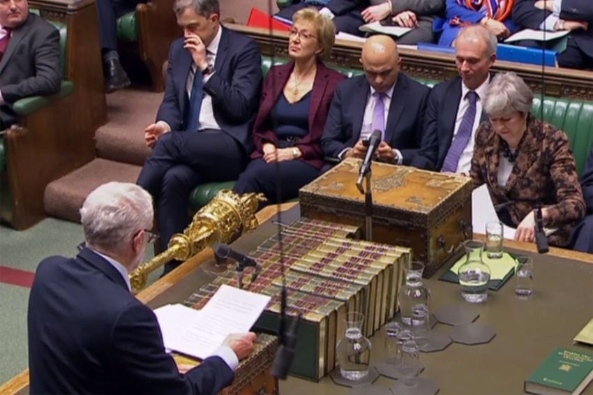 
Frente a frente. Sentada, la primera ministra británica escuchaba ayer la exposición del líder opositor, Jeremy Corbyn. | AFP
   