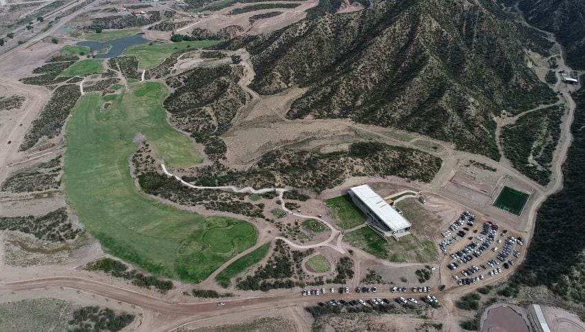 
    Una espectacular vista aérea de la nueva cancha en El Challao.
   