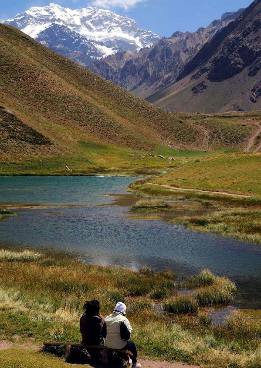 
    Horcones. Pasando Puente del Inca. Una vista al Aconcagua.
   