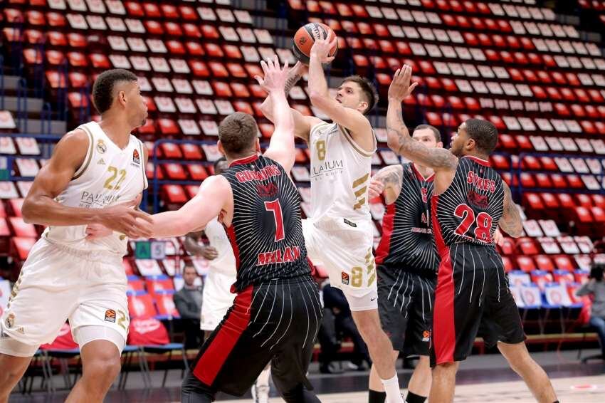 
    Laprovíttola, en el duelo entre Olimpia Milano de Scola y el real Madrid, donde además juega Gaby Deck. Ese duelo de Euroliga se jugó a puertas cerradas.
   