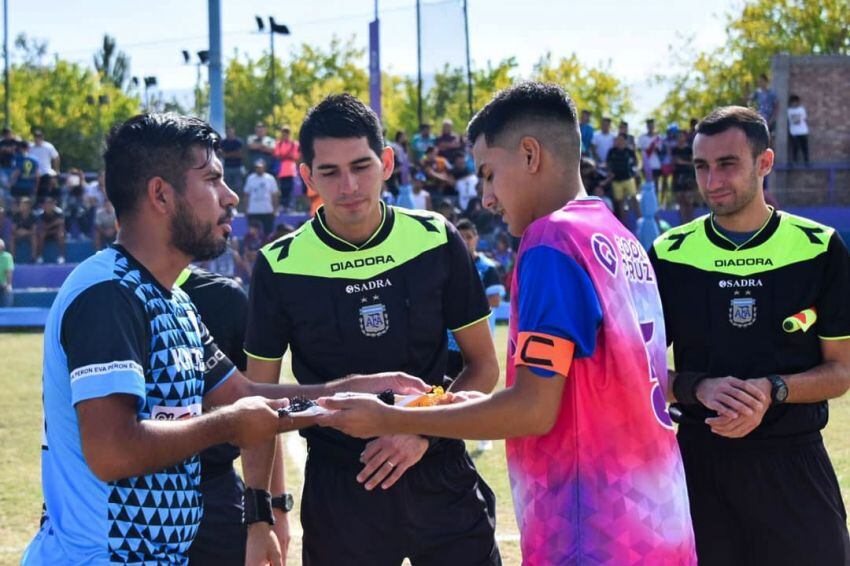 
Los capitanes y el juez en el inicio en el barrio La Gloria.  | Gentileza / Prensa Municipalidad de Godoy Cruz
   