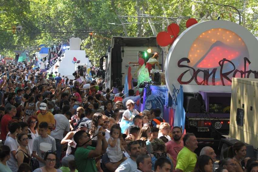 
Bajo un mismo sol. El intenso calor ni impidió que miles de personas participaran del desfile. | Orlando Pelichotti / Los Andes
   