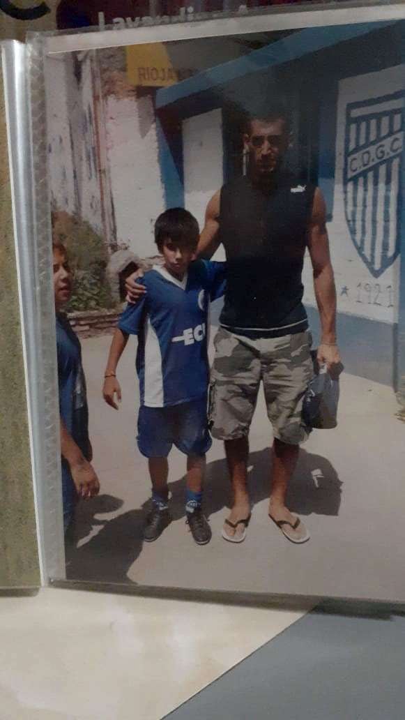 
Con su ídolo. Mauro en una imagen junto a Torrico, cuando Sebastián atajaba en Godoy Cruz.  | Fotos / Gentileza
   