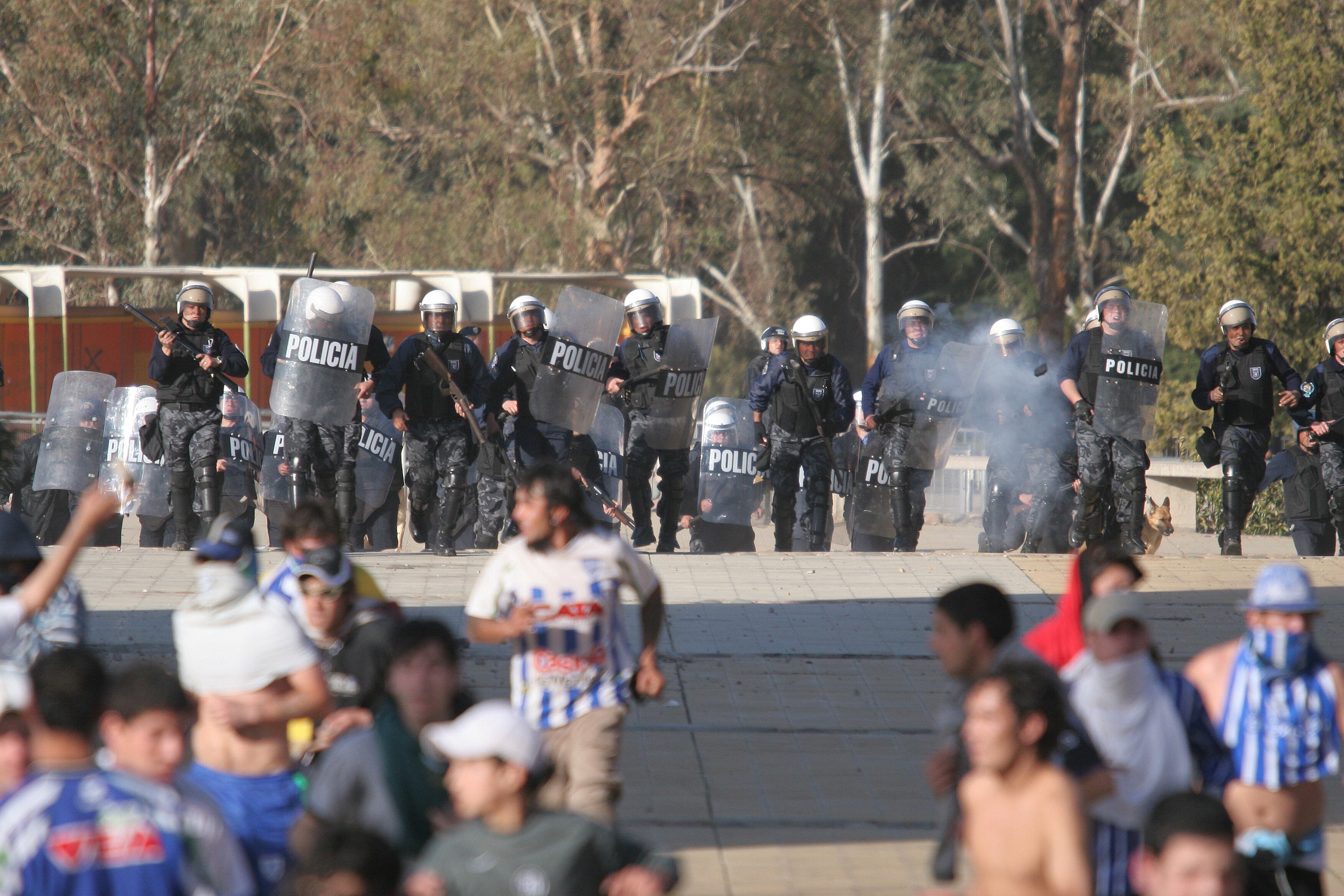 Imagen de lo que fue esa tarde del 2006, cuando todo debía ser una fiesta en el Malvinas. Foto: Claudio Gutierrez / Los Andes