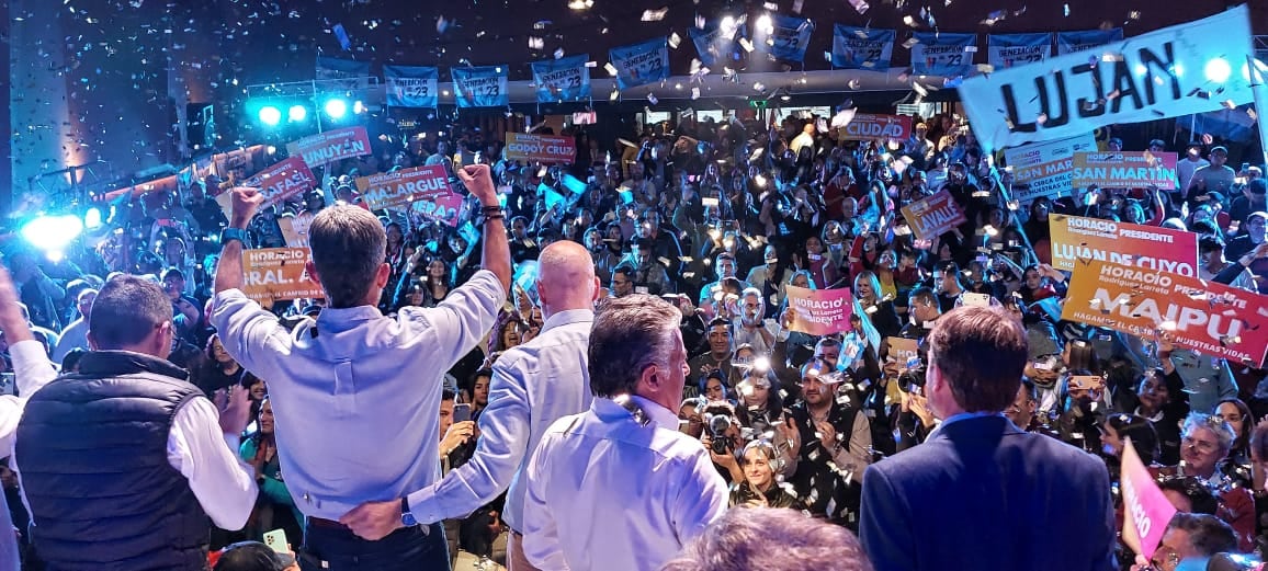 Alfredo Cornejo, Horacio Rodríguez Larreta y Ulpiano Suárez en el acto en el teatro Selectro.