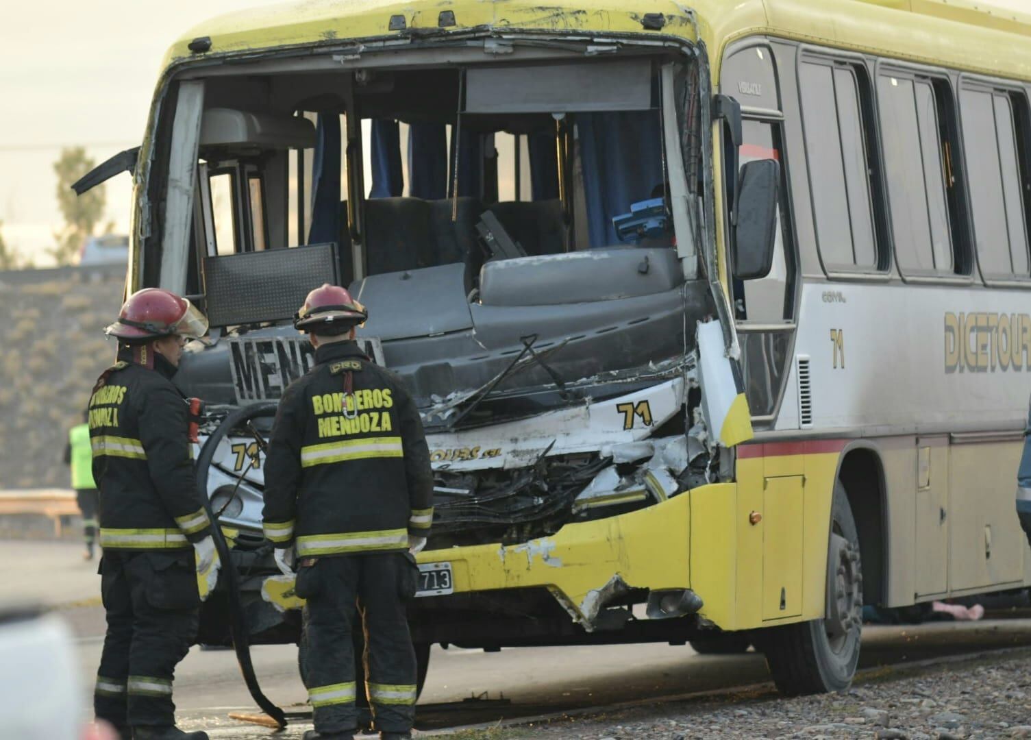 Un colectivo chocó de atrás a un camión en el Acceso Este y dejó varios pasajeros heridos (Orlando Pelichotti / Los Andes)