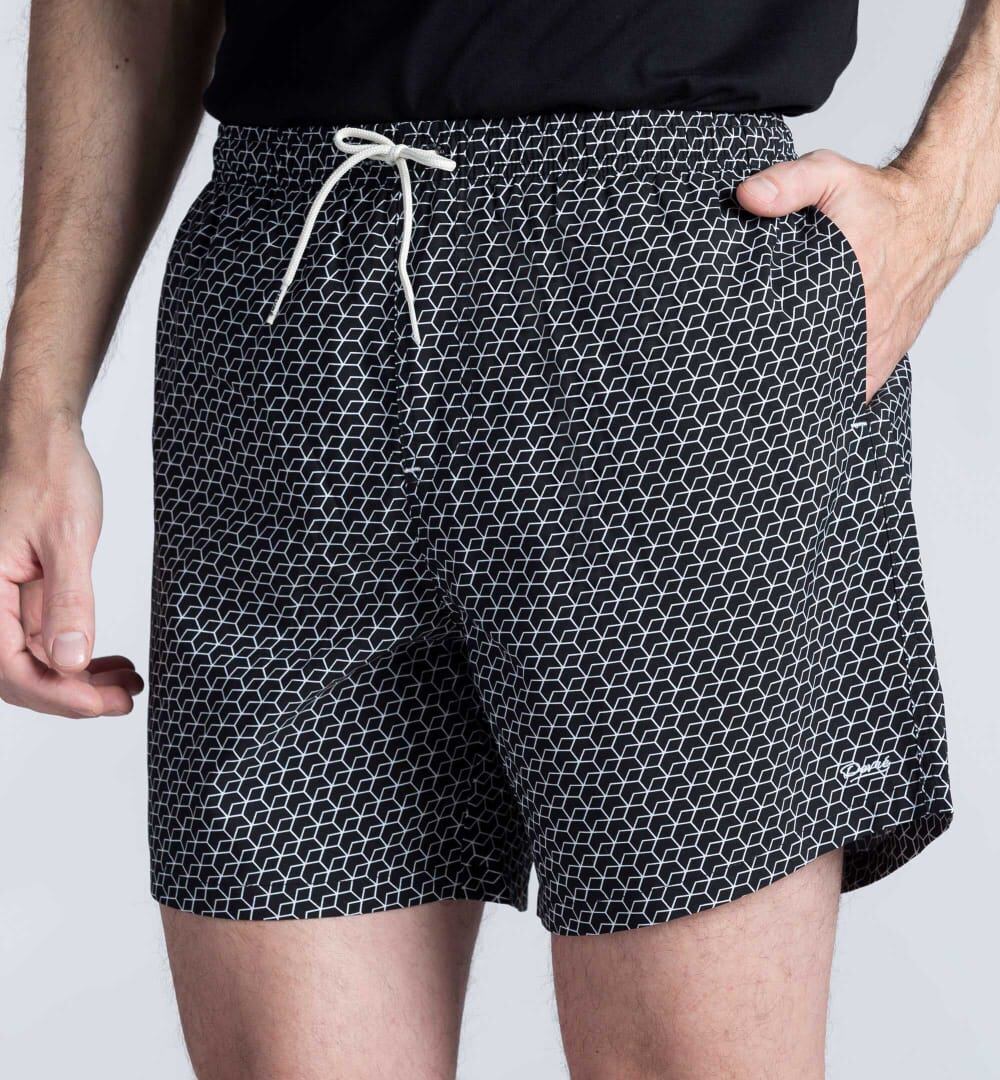 La tendencia en trajes de baño para hombres es bien marcada. Volvió el short estilo deportivo, con estampas geométricas.