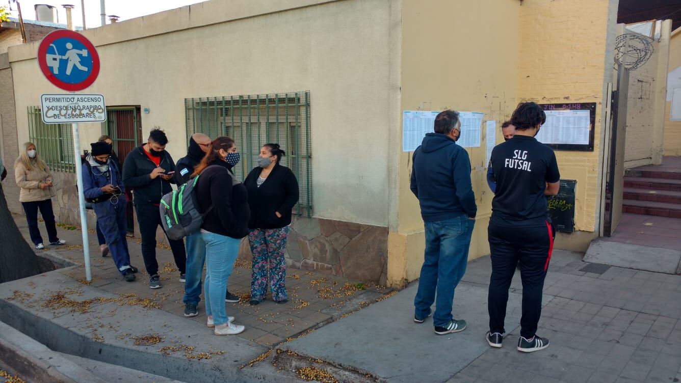 Preparando cuarto oscuro en escuela Leandro Alem de Guaymallén./ José Gutiérrez- Los Andes