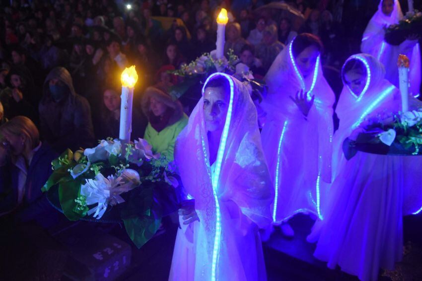 
Fue interpretado por mujeres. La Virgen de la Carrodilla, como un manto blanco. | Ignacio Blanco / Los Andes
   