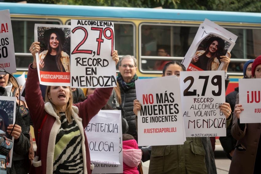 
Amigos y familiares de la víctima, el miércoles, frente a la Legislatura. | Ignacio Blanco / Los Andes
   