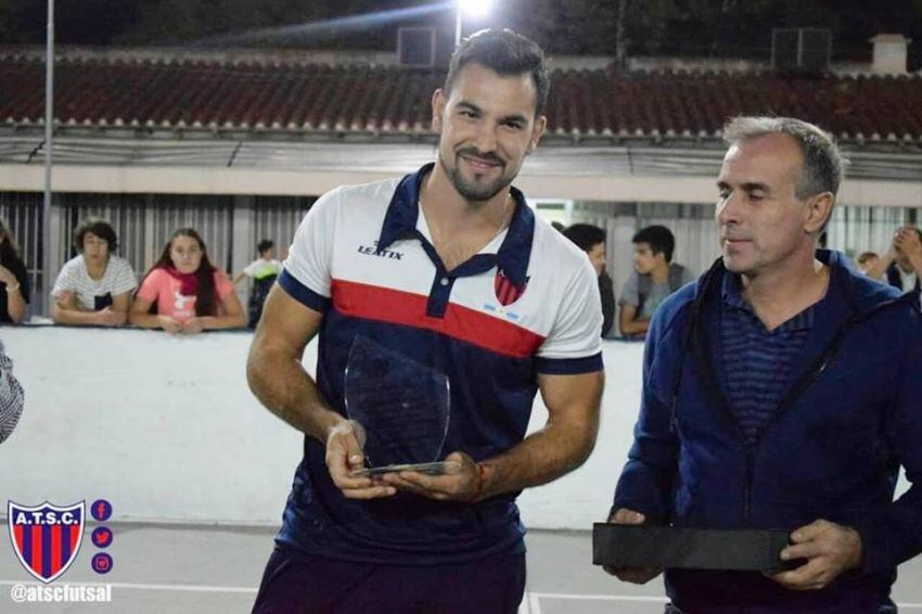 
    Federico Pérez, recibe un homenaje de la mano de Chispa Gabriel, uno de los máximos colaboradores del fútsal Azulgrana / Gentileza: Prensa ATSC FUTSAL.
   