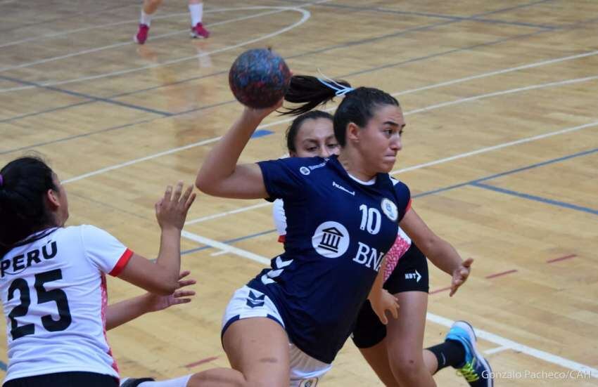 
La mendocino Giuliana Zafarana se apresta a convertir en el partido que Argentina venció a Perú 42 a 14.
